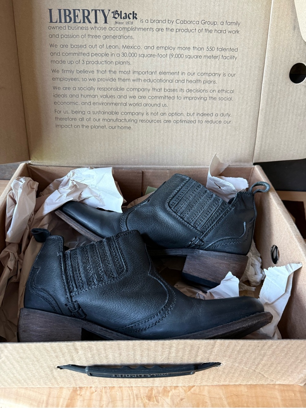 Liberty Black Selenita leather low boot. 9. EUC made in Mexico sold at Sundance.